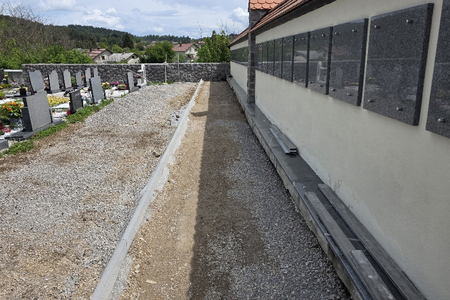 Tlakovanje ob cerkvi in žarnem zidu v Begunjah Foto Boštjan Otoničar (8)
